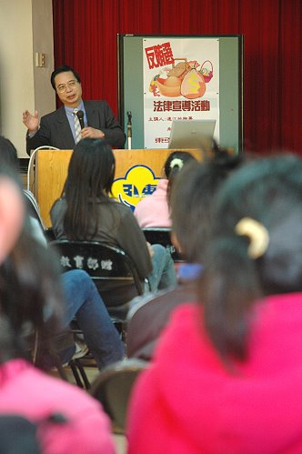 宣導反賄選　檢察長朱坤茂前進東引國中小