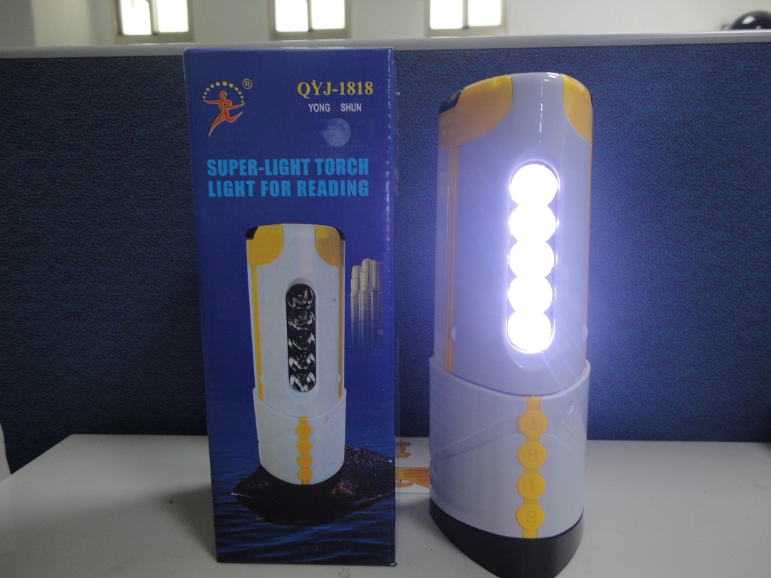 LED露營燈（手電筒等功能）