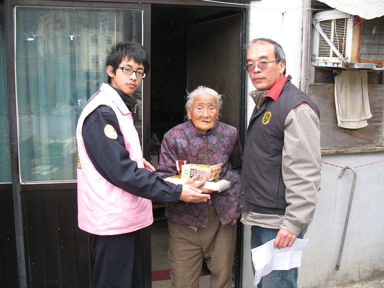 北竿關懷轄區獨居老人及中低收入戶