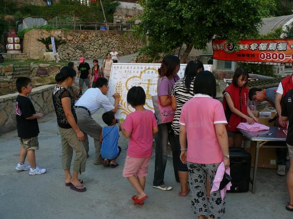燒塔節活動，縣長、立法委員及民眾簽名支持反賄選
