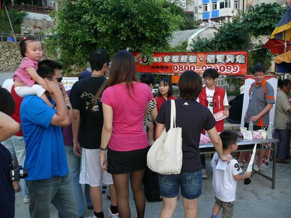燒塔節活動，縣長、立法委員及民眾簽名支持反賄選