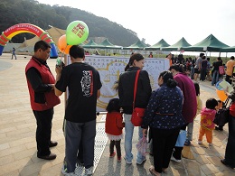 結合「南竿介壽樂活馬祖 環保跳蚤市場園遊會」，反賄選簽名大會相片