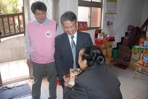 連江地檢署會同犯保協會關懷獨居老人，期盼大家共同來關心，幫助老人家