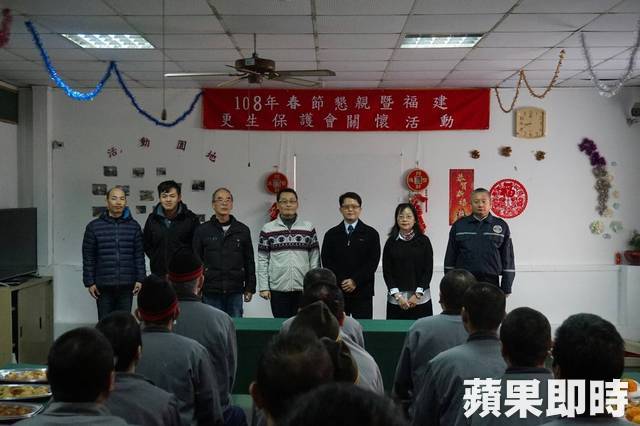 新年關懷監獄收容人 送電話卡向家人拜年
