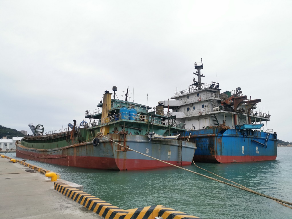 海巡署第十海巡隊於10月23日、10月27日在莒光海域分別查獲大陸籍抽砂船龍興000號(2494噸)及振大000號 (照片二)