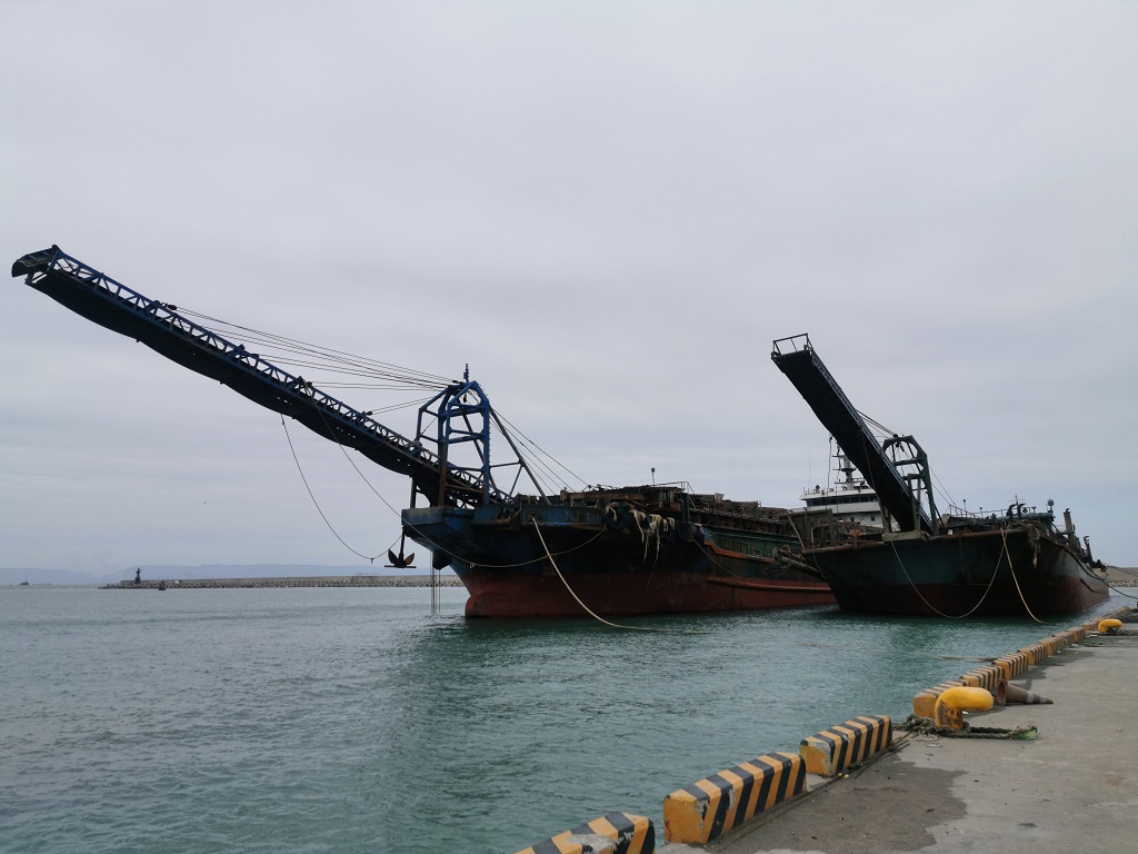 海巡署第十海巡隊於10月23日、10月27日在莒光海域分別查獲大陸籍抽砂船龍興000號(2494噸)及振大000號(照片一)
