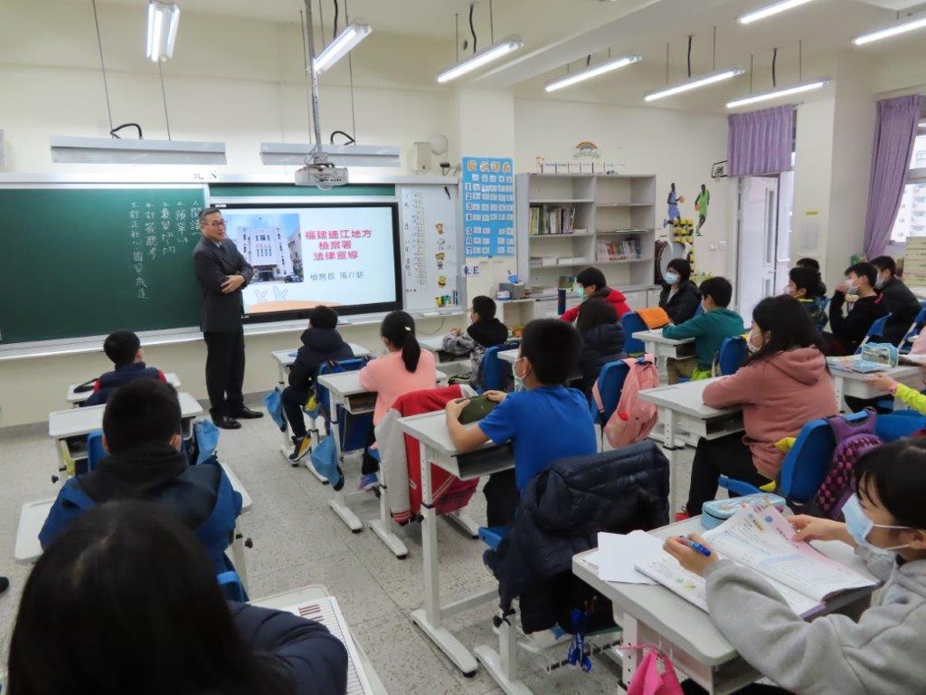同學仔細聆聽張檢察長上課情形