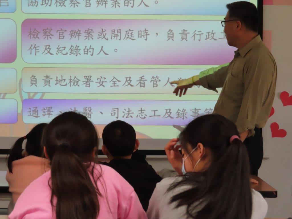 張檢察長赴東莒國小實施校園法律宣導照片 (4)