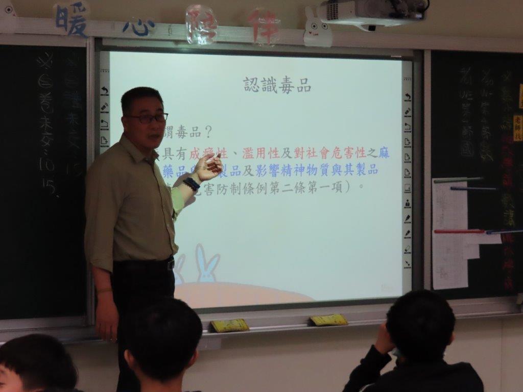張檢察赴介壽國中實施校園法律宣導 -介紹毒品危害