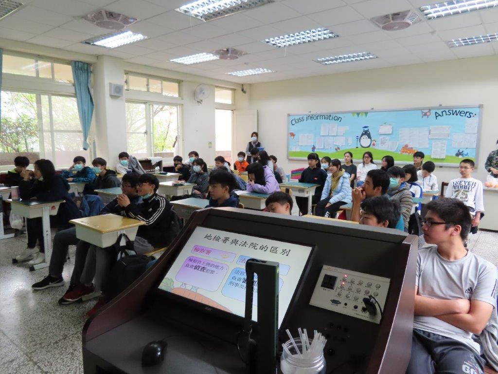 張檢察赴介壽國中實施校園法律宣導 -同學們上課仔細聆聽