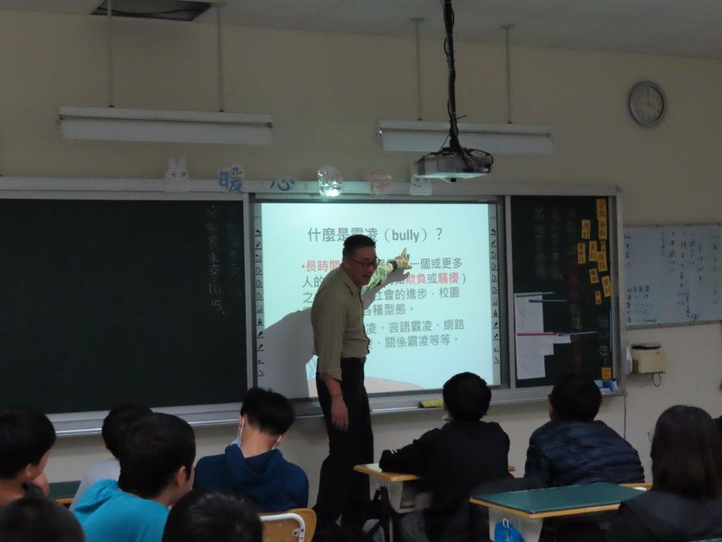 張檢察赴介壽國中實施校園法律宣導 -為同學講解校園罷凌