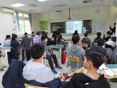 張檢察赴介壽國中實施校園法律宣導