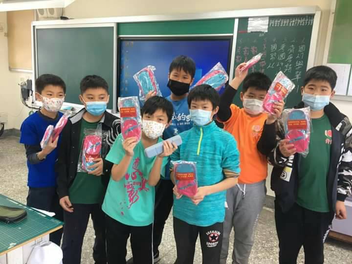主任檢察官李俊毅赴介壽國小實施法治宣導 ,同學們展示有獎徵答獎品