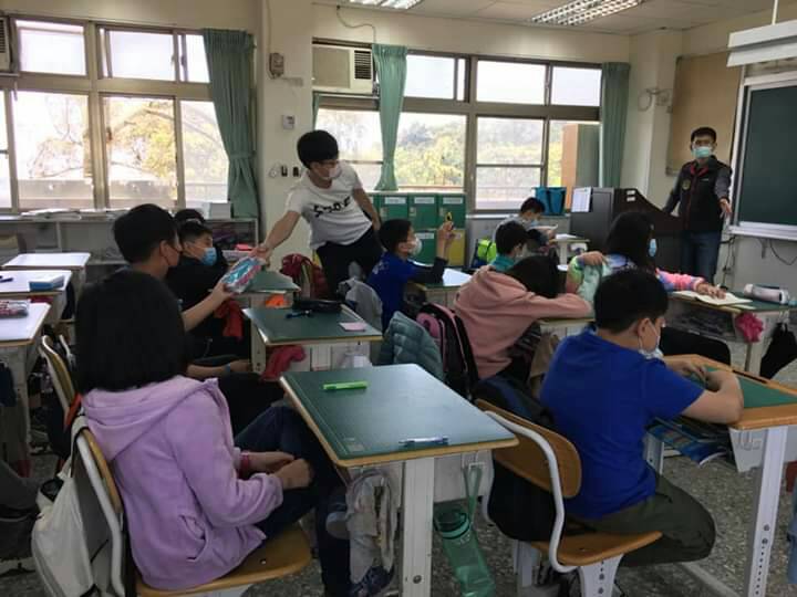 主任檢察官李俊毅赴介壽國小實施法治宣導 ,課間有獎徵答活動