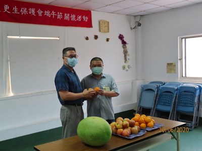 福更保張董事介欽致贈端節水果