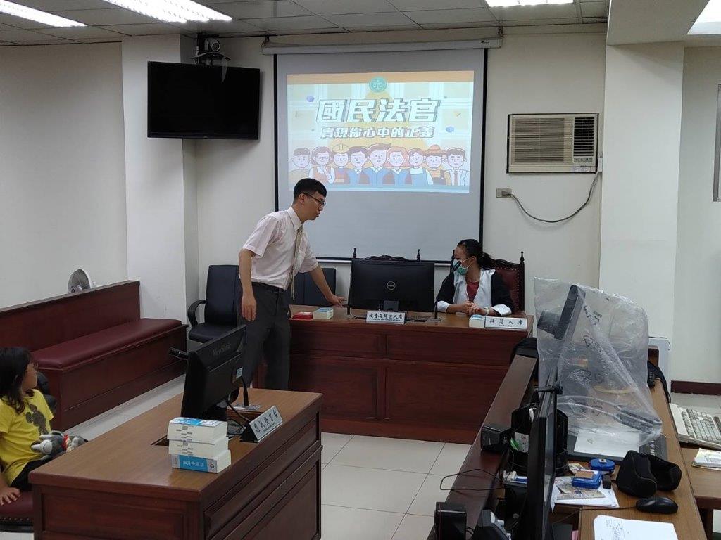 連江地方法院廖院長為小朋友介紹法庭內設置