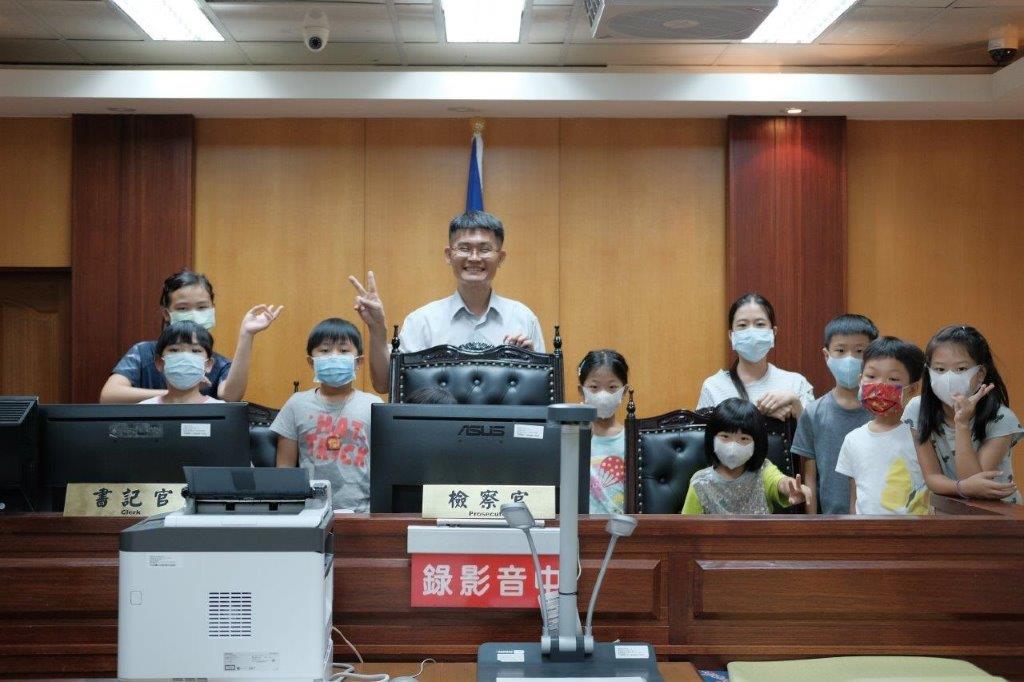 連江地檢李主任檢察官讓小朋友體驗地檢署偵察庭開庭狀況