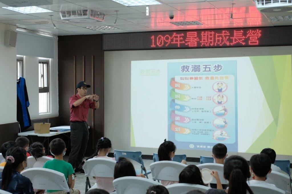 連江縣消防局教官為小朋友介紹暑假期間安全防範措施