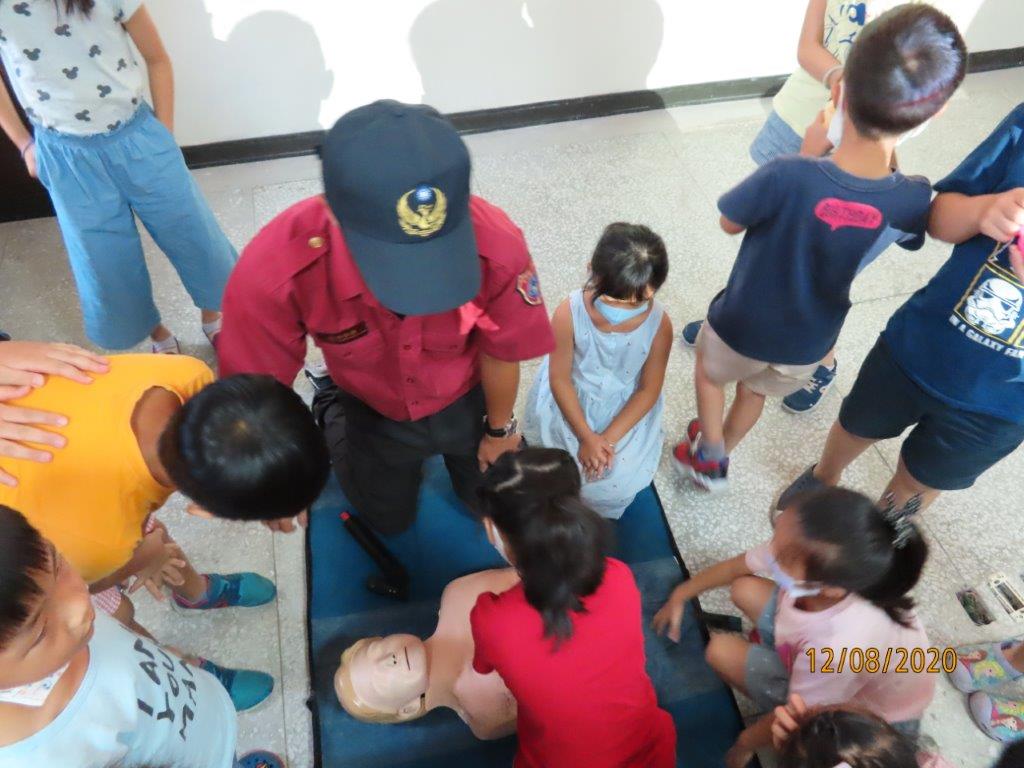 連江縣消防局教官教導成長營小朋友CPR操作方式