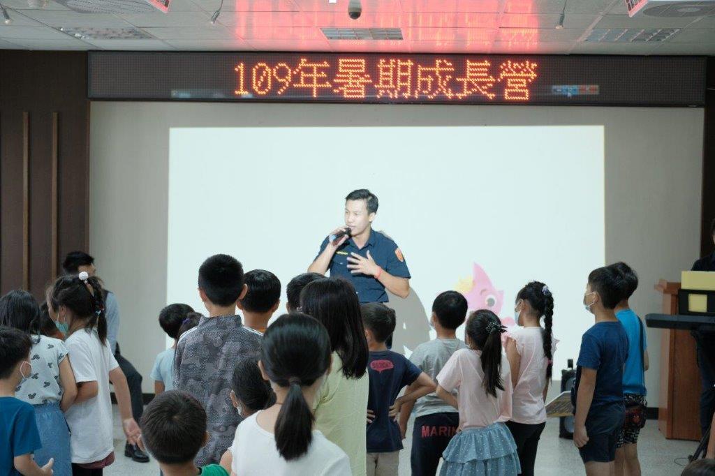 連江縣警局為成長營小朋友精心安排互動表演及鯊魚舞 (1)