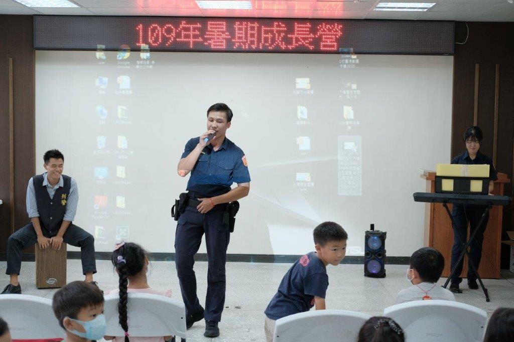 連江縣警局為成長營小朋友精心安排互動表演及鯊魚舞 (3)
