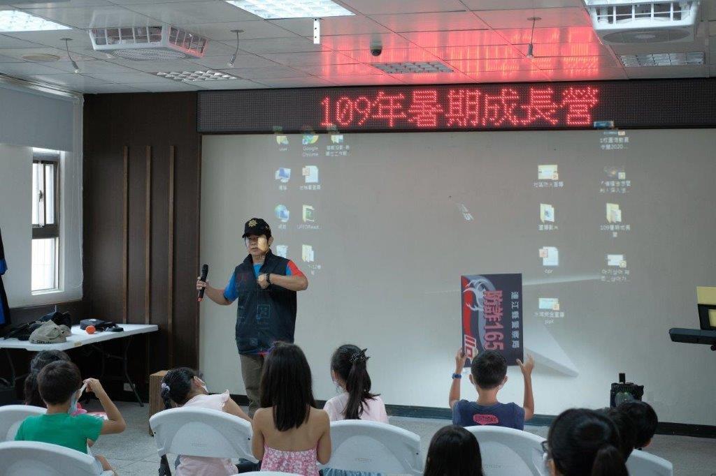 連江縣警局教官介紹暑期反詐騙宣導