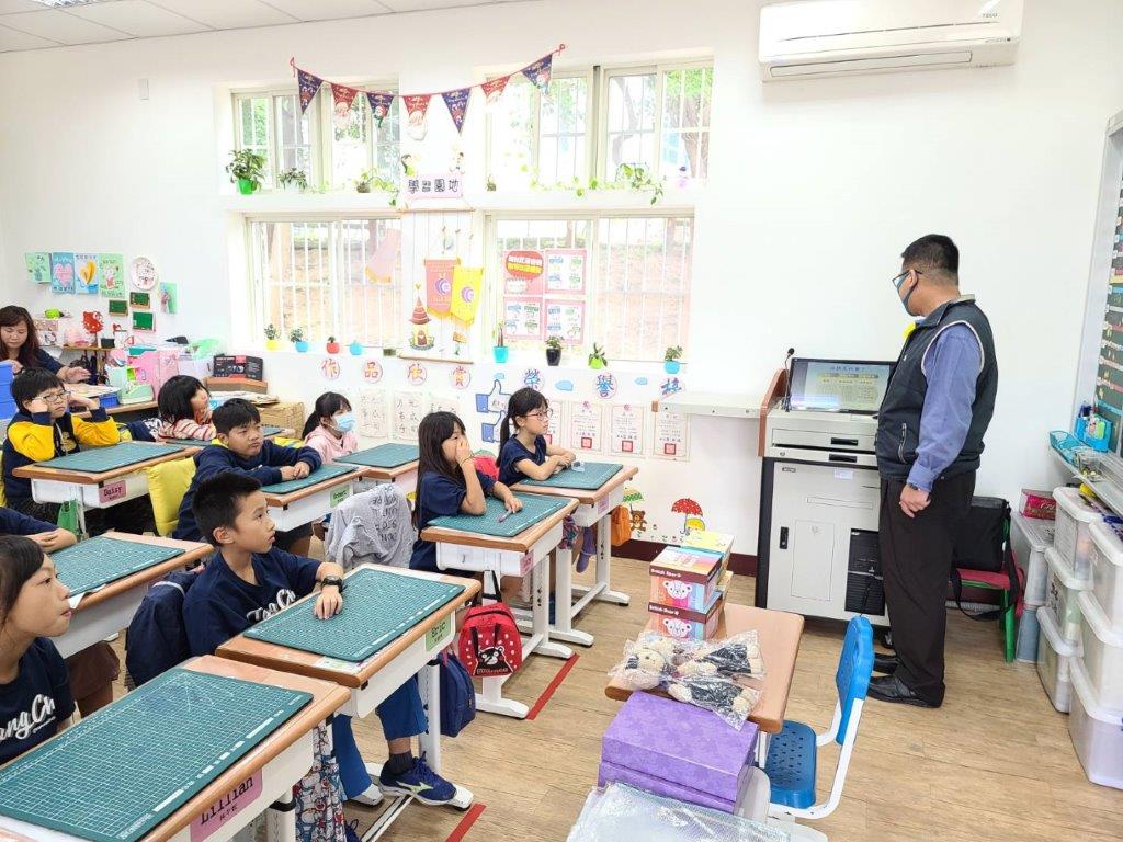 王檢察事務官國立為小朋友實施法律宣導