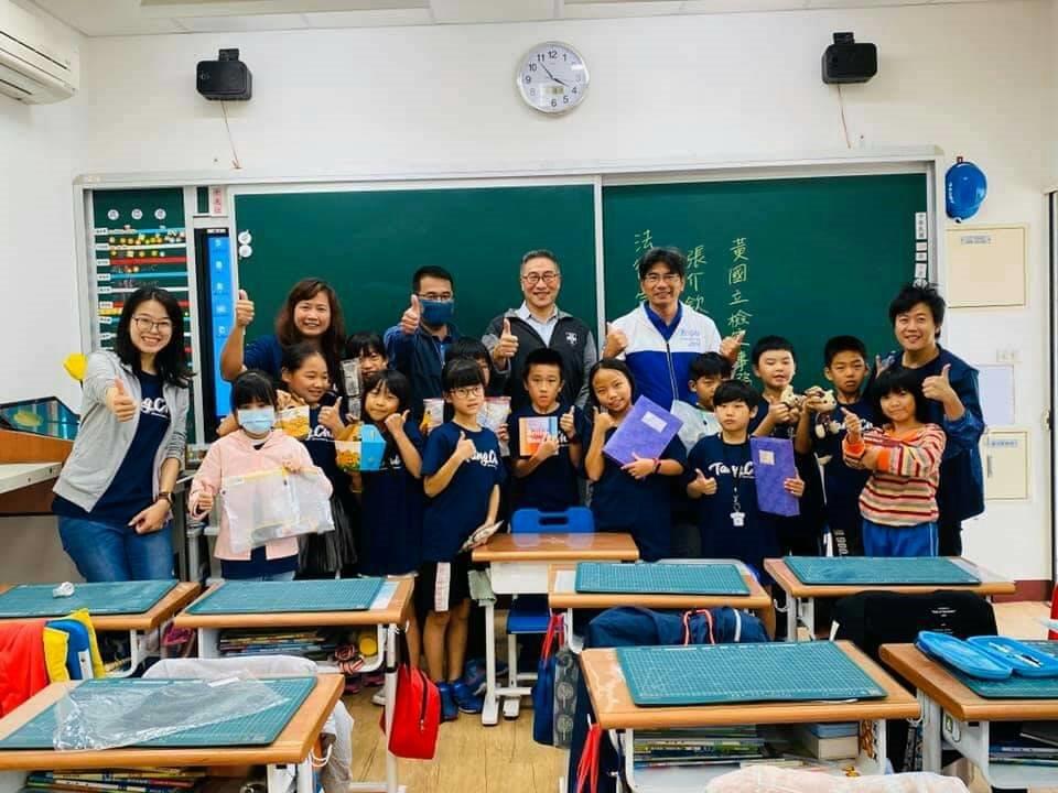 檢察長課後發放宣導品及大合照