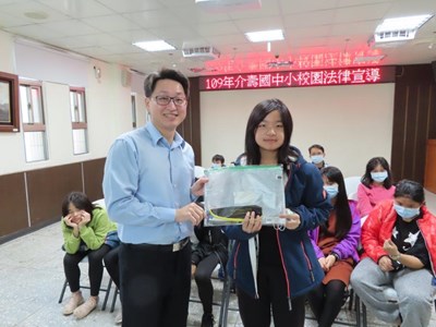課後贈送參訪同學法律宣導品