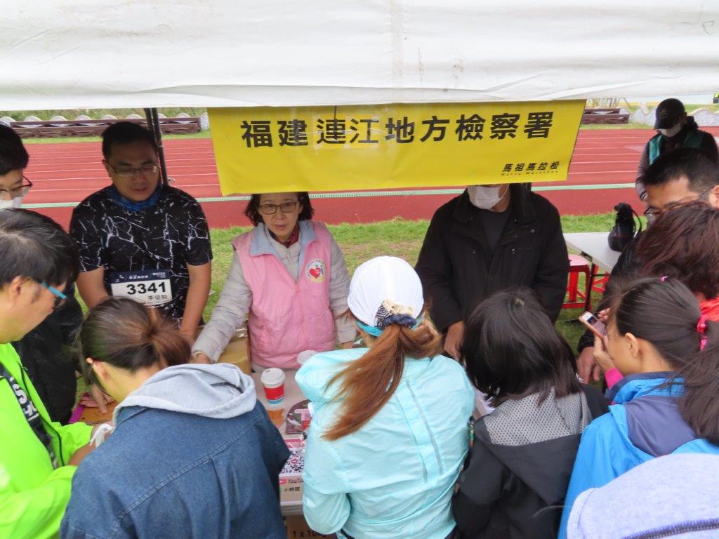 民眾領取宣導品