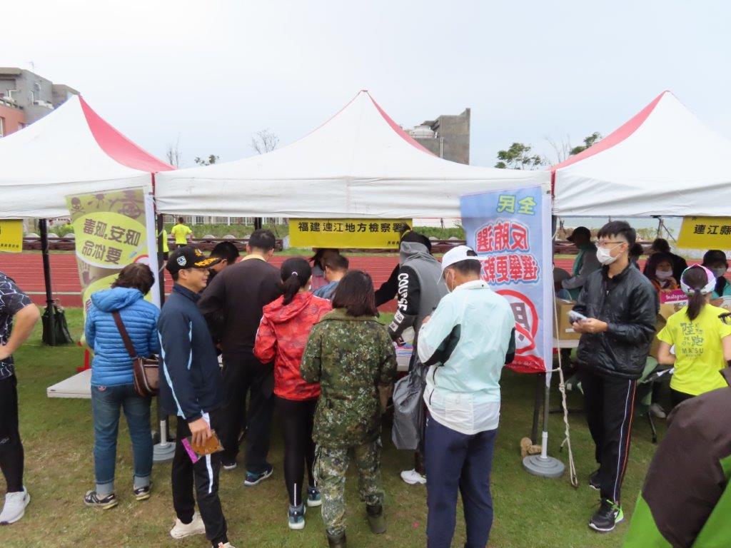 現場掃瞄各種宣導QRcode並領取法律宣導品