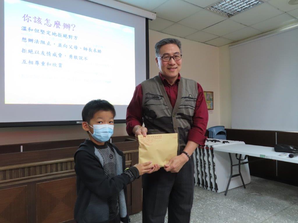 張檢察致贈仁愛國小參訪學生法律宣導小禮物
