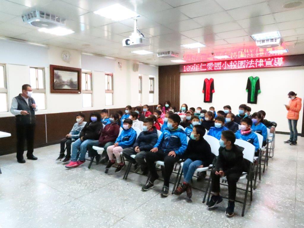 黃事務官國立為仁愛國小同學實施校園法律宣導