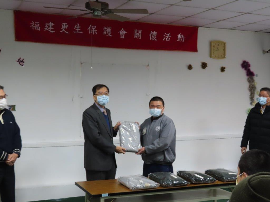 林董事長致贈受刑人冬衣添暖