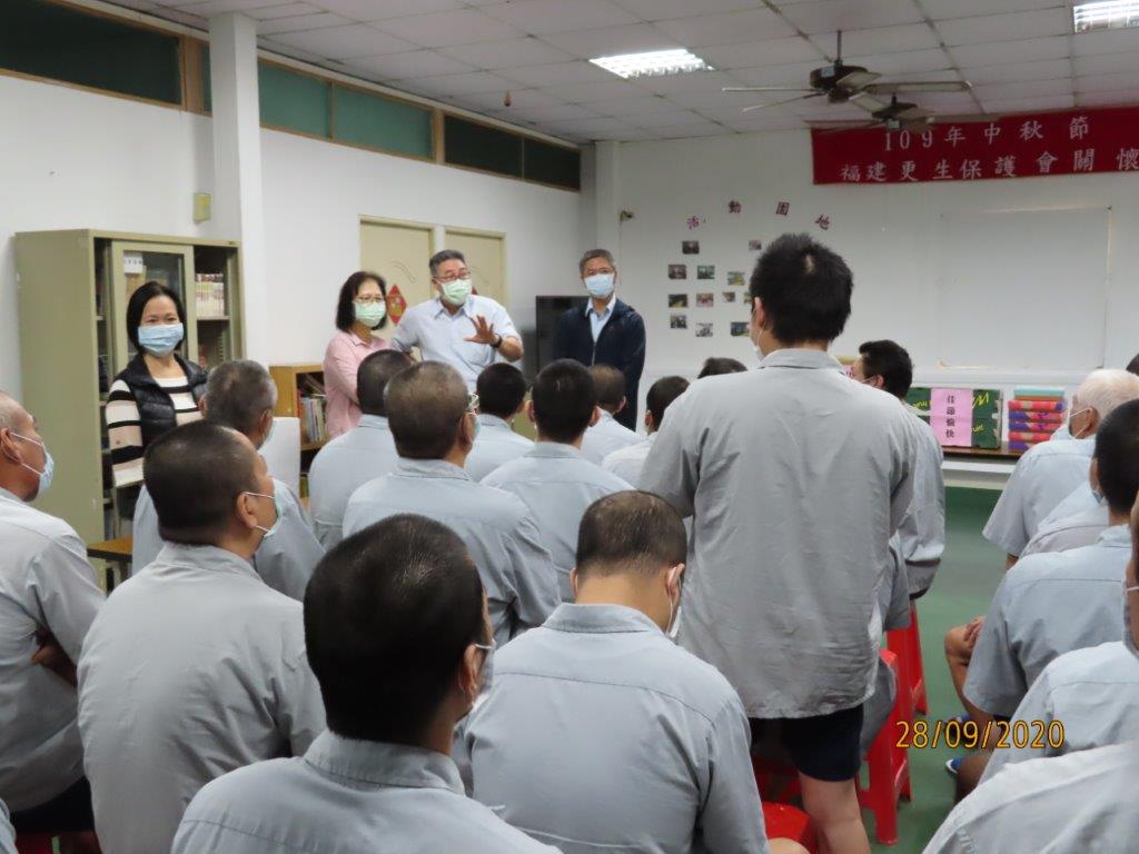 張檢察長介欽率福更保連江辦事處志工赴連江分監秋節入監關懷回答收容人提問