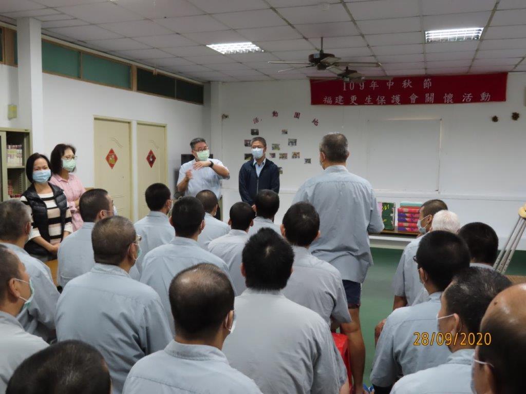 張檢察長介欽率福更保連江辦事處志工赴連江分監秋節入監關懷詢間收容人在監生活狀況