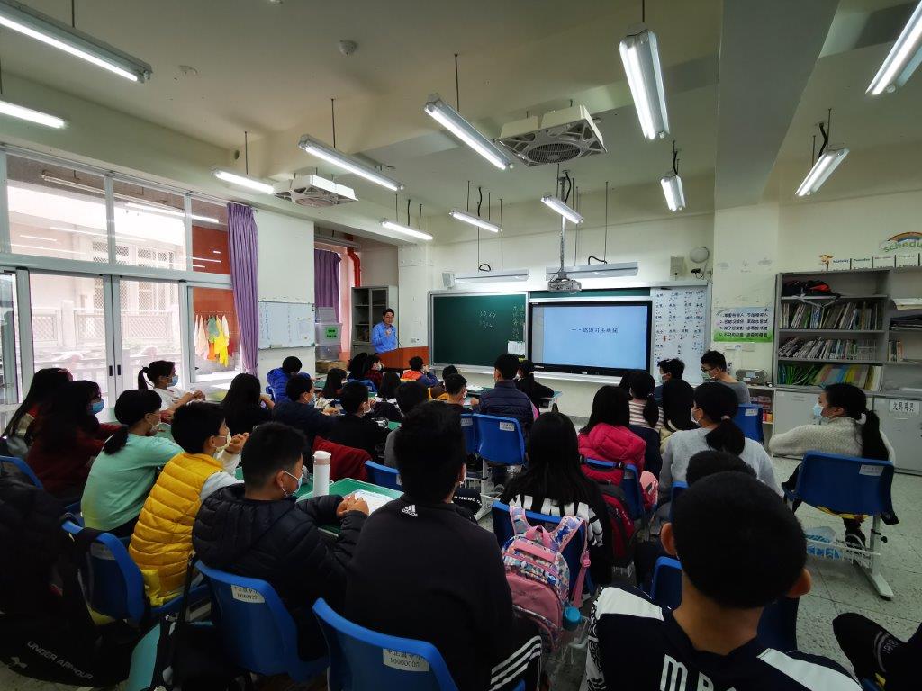 呂主任檢察官象吾走中正國小校園法律宣導