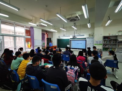 呂主任檢察官象吾走中正國小校園法律宣導