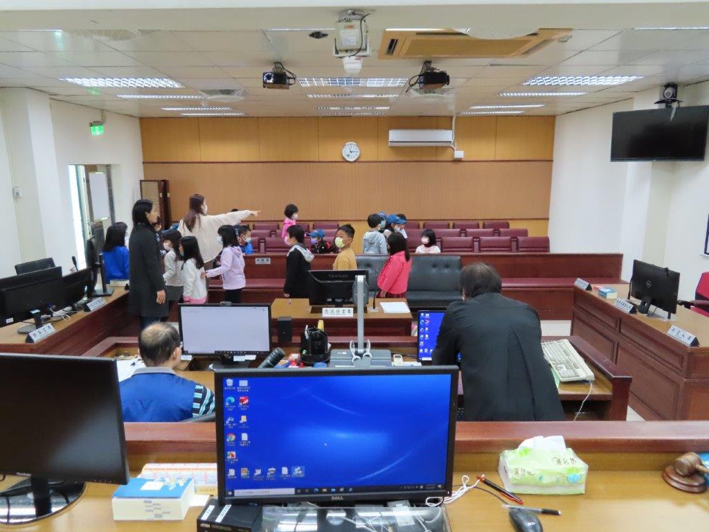 仁愛國小同學致法院參觀法院開庭情形