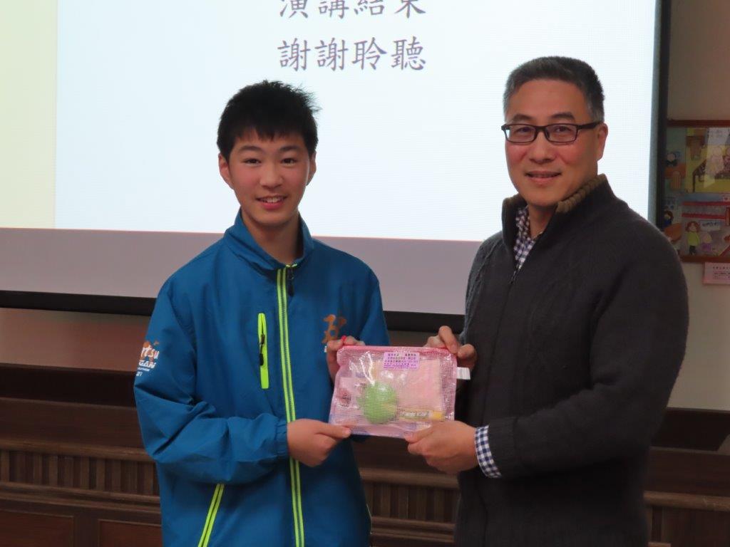 致贈參訪同學法律宣導小物