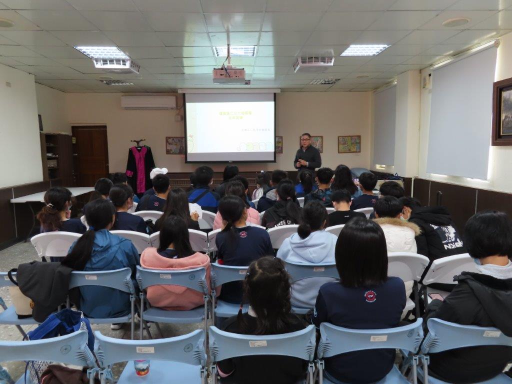 張檢察長介欽為同學介紹校園法律宣導