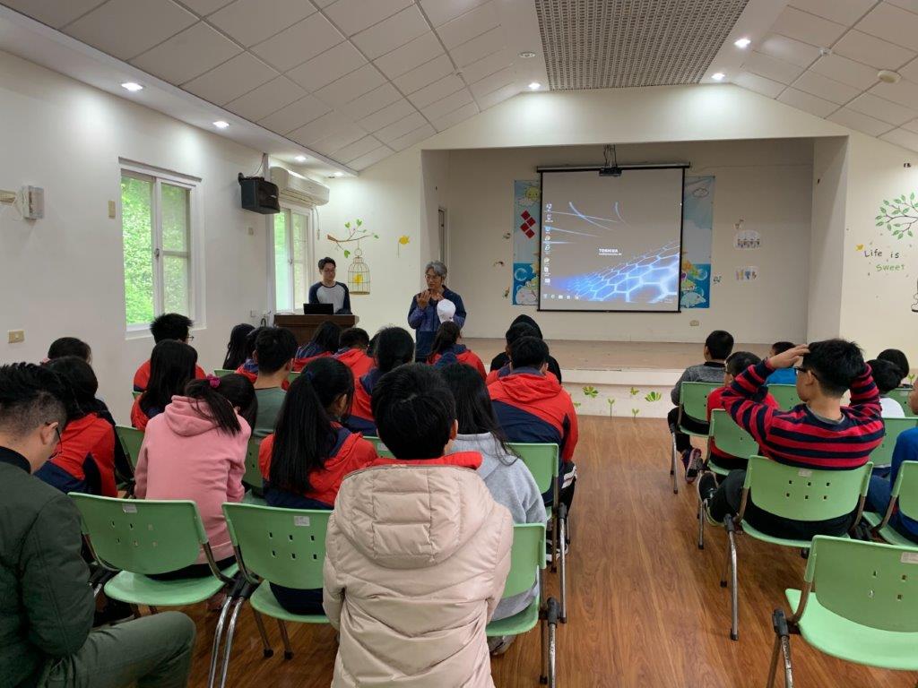 老師向同學們介紹本署呂主任檢察官