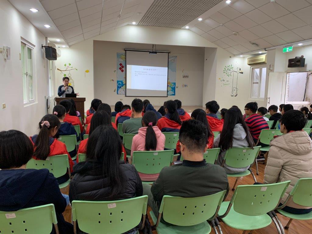 呂主任檢察官象吾為國中小同學介紹地檢署組織功能