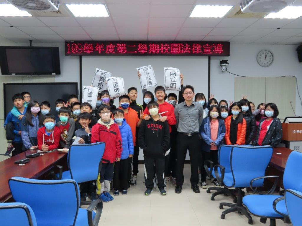 呂主任檢察官與介壽國小同學課後合影