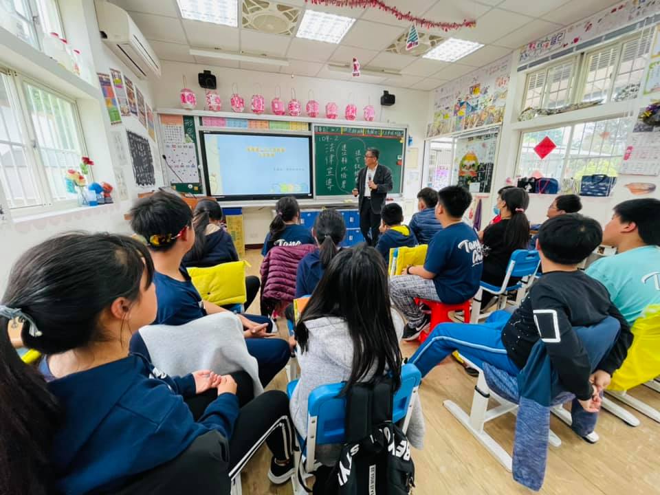 同學上課認真聽講