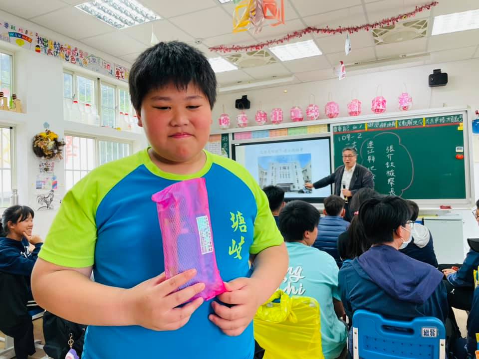 課間有獎徵答同學獲得小禮物~