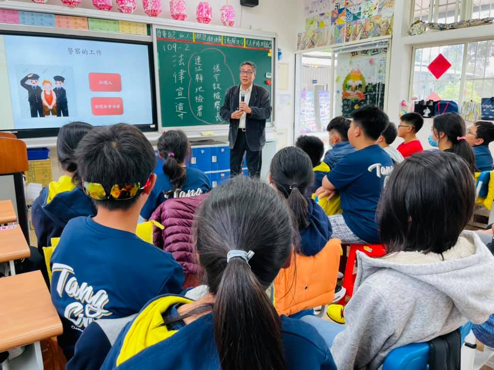檢察長為同學介紹司法人員職務工作