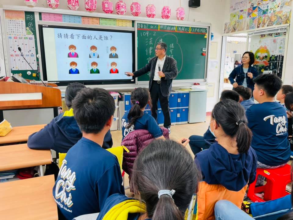 檢察長為同學介紹各種司法人員及服裝