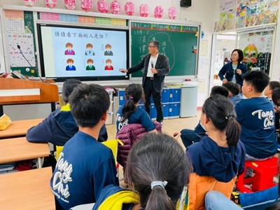 檢察長為同學介紹各種司法人員及服裝