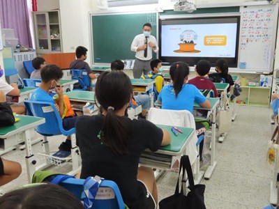 黃主任檢察官振倫赴中正國小實施校園法律宣導